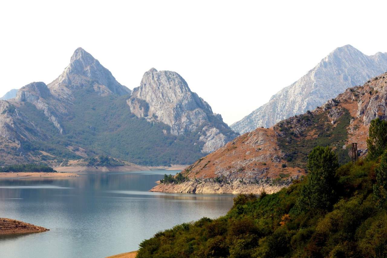 ¿Dónde encontrar descenso canoa y alojamiento en picos de Europa?