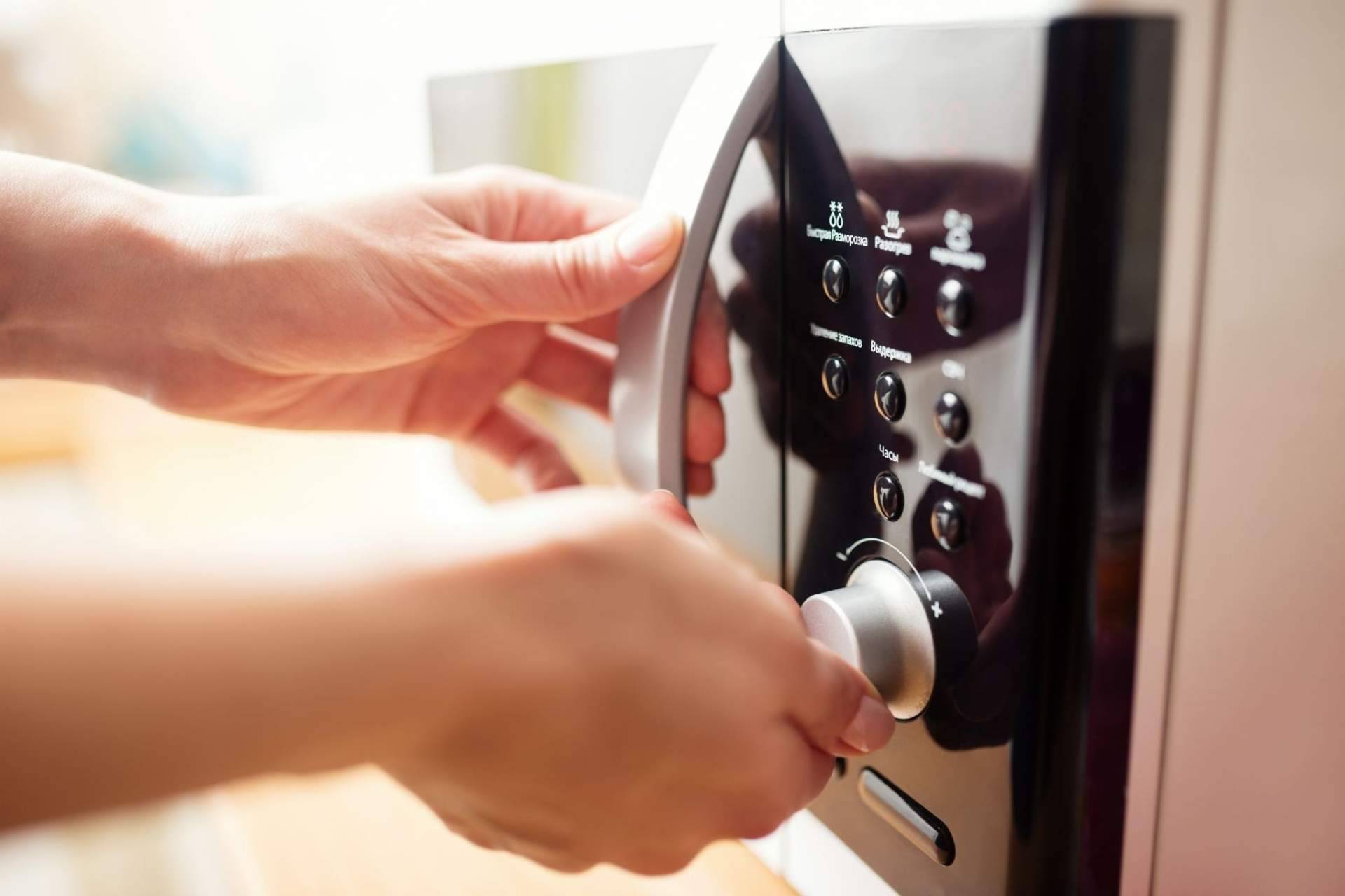 ¿Cuáles son las diferencias entre un microondas integrable y uno de superficie? TOP Microondas