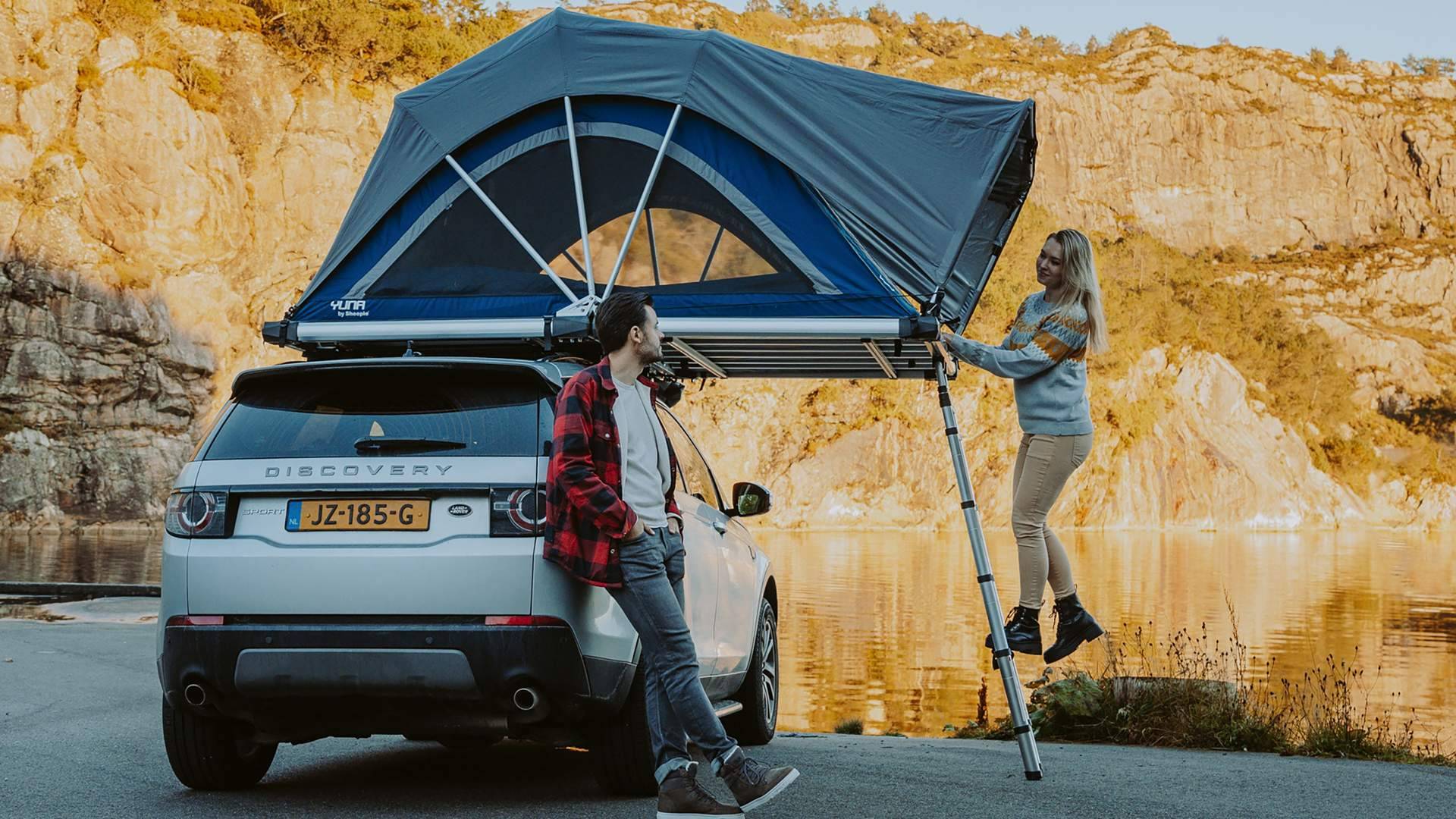 La empresa Fox Camper incluye en su catálogo de artículos las tiendas de techo coche de las marcas Sheepie y Eezi Awn
