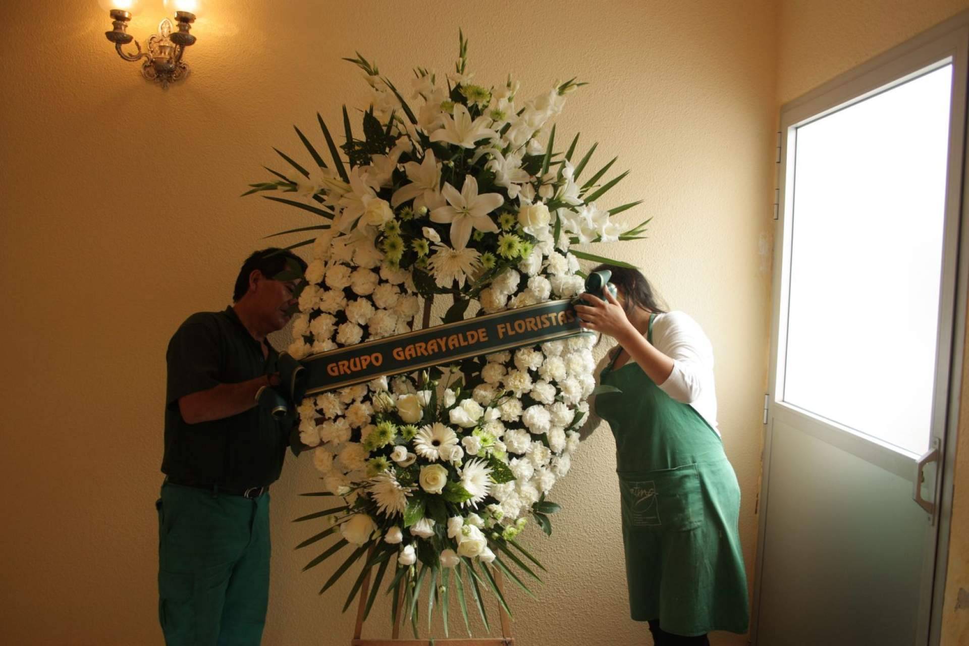 Las coronas de flores para los tanatorios de Madrid ofrecidas por Garayalde Floristas