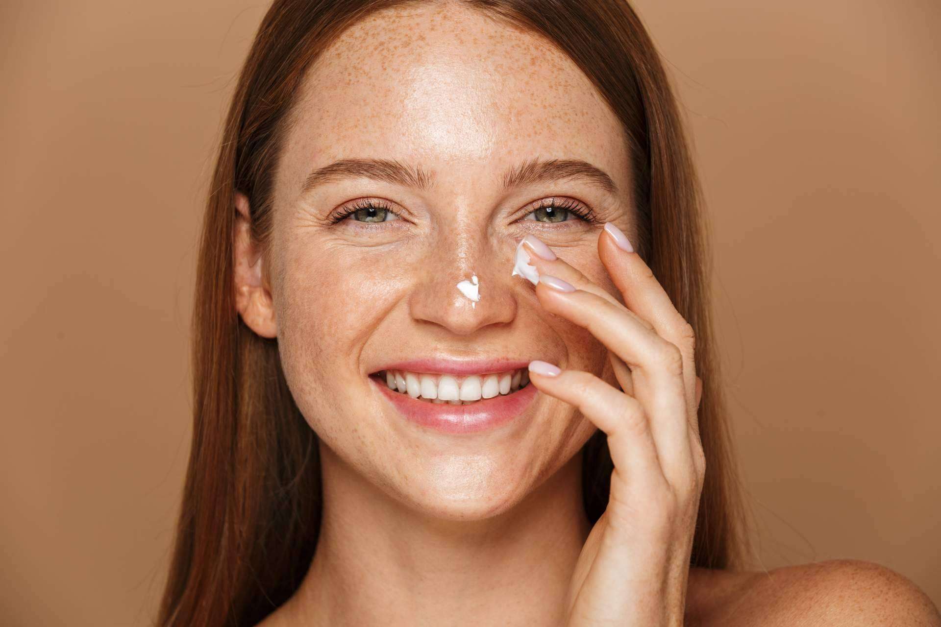 ¿Cómo ayuda la aplicación de cremas antipolución? Kunal Cosmetics