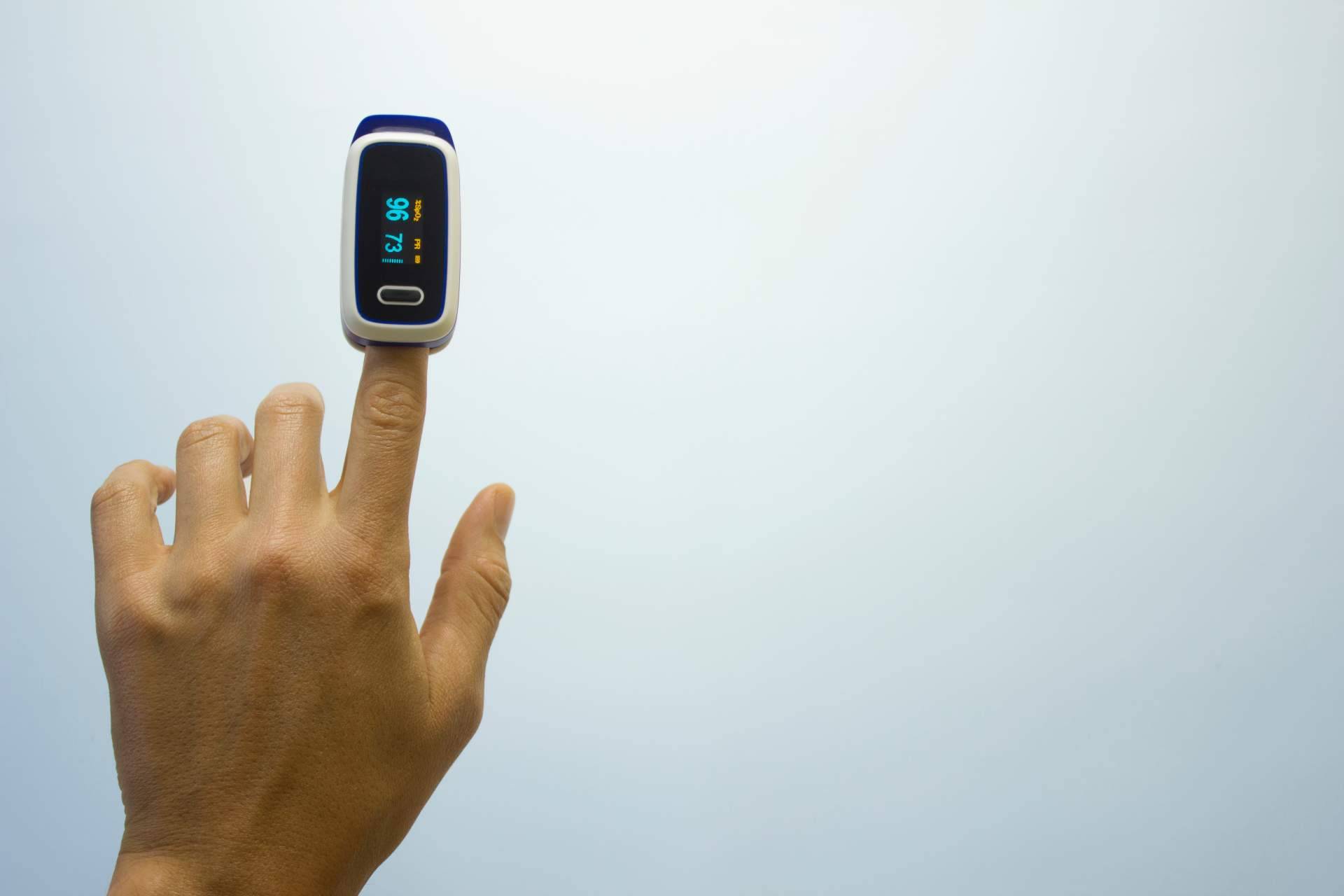 El pulsioxímetro que ofrece Esforem permite conocer los niveles de oxígeno en sangre de forma inmediata