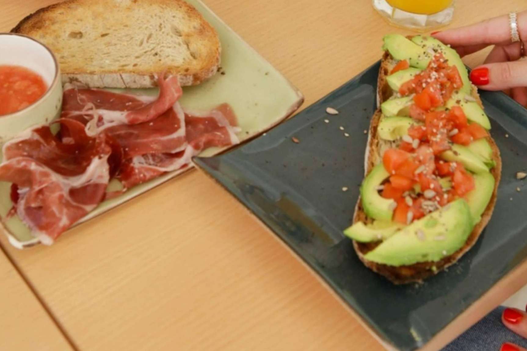 Tostadas de aguacate y café, la propuesta del Patio Vertical de Madrid para disfrutar de un desayuno