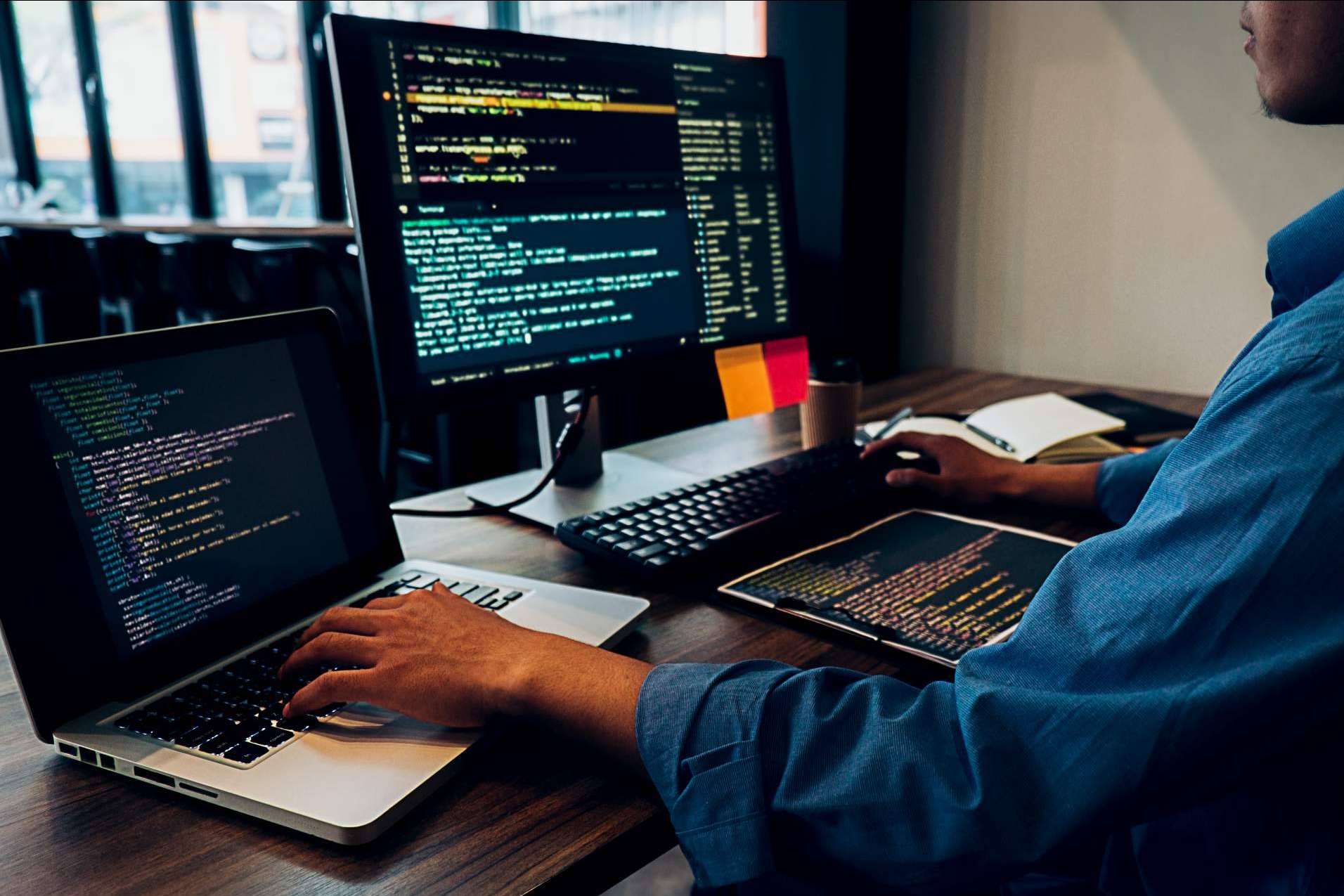 ¿Cómo introducirse en el mundo laboral como programador junior?
