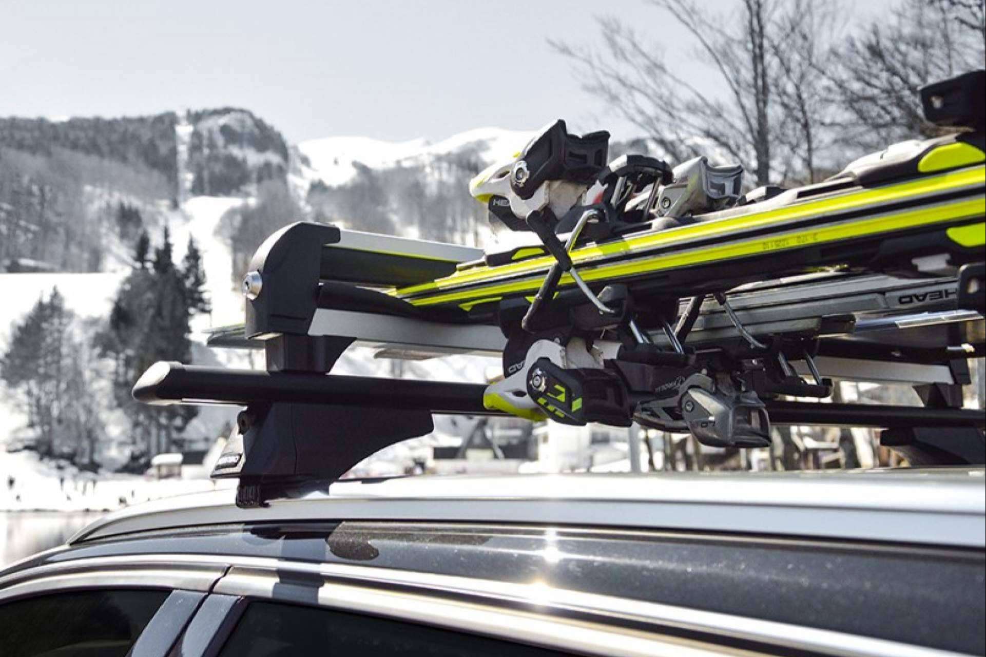 El portaesquís es un equipo imprescindible para los aficionados al esquí y snowboard en sus salidas a la nieve