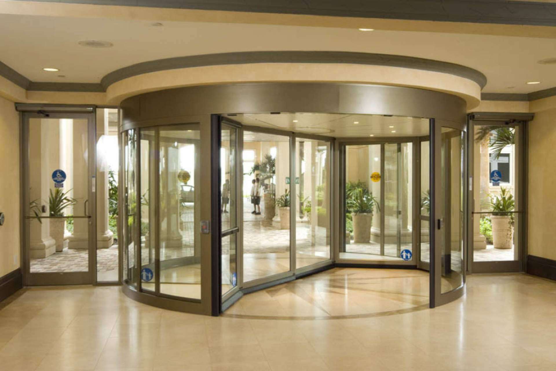 La apuesta por la sostenibilidad de ASSA ABLOY mediante sus soluciones industriales y puertas automáticas