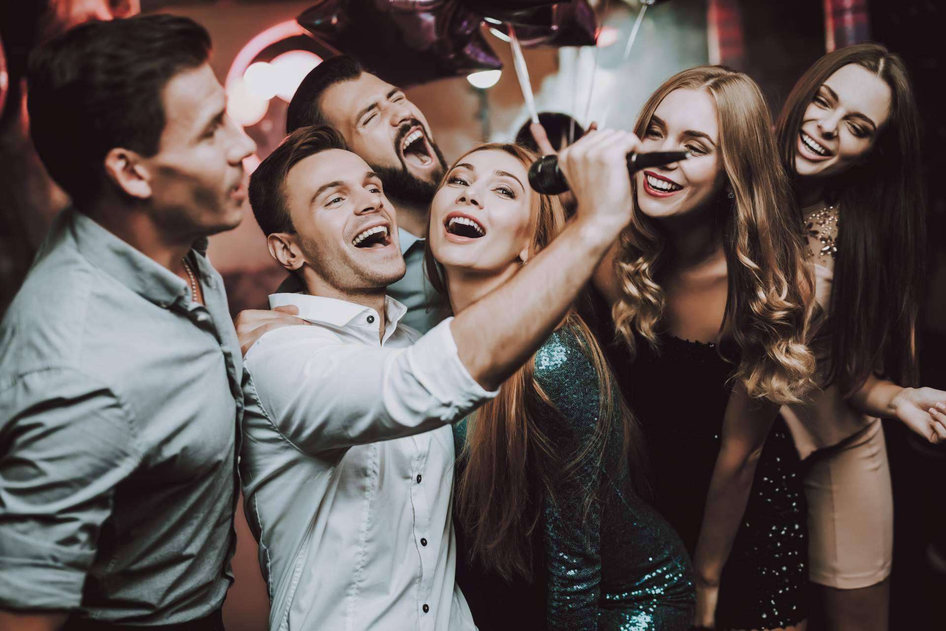 Una de las señas del equipo de Karaoke Katakana Madrid es que cuenta con más de 30 años de experiencia en el sector ocio nocturno con karaoke