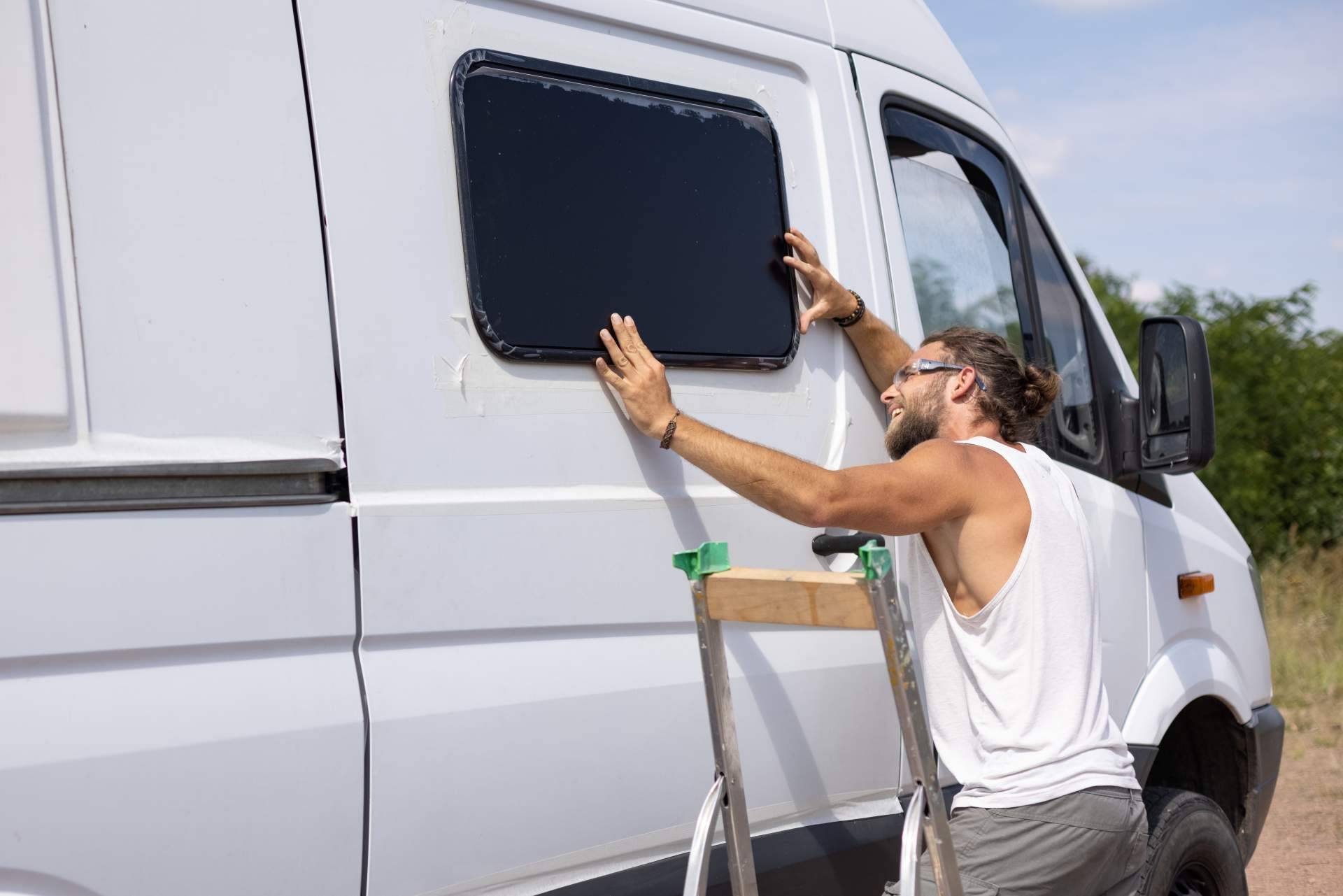 Proteger las ventanas de las autocaravanas a través del oscurecedor y mosquitera de Baie-Car