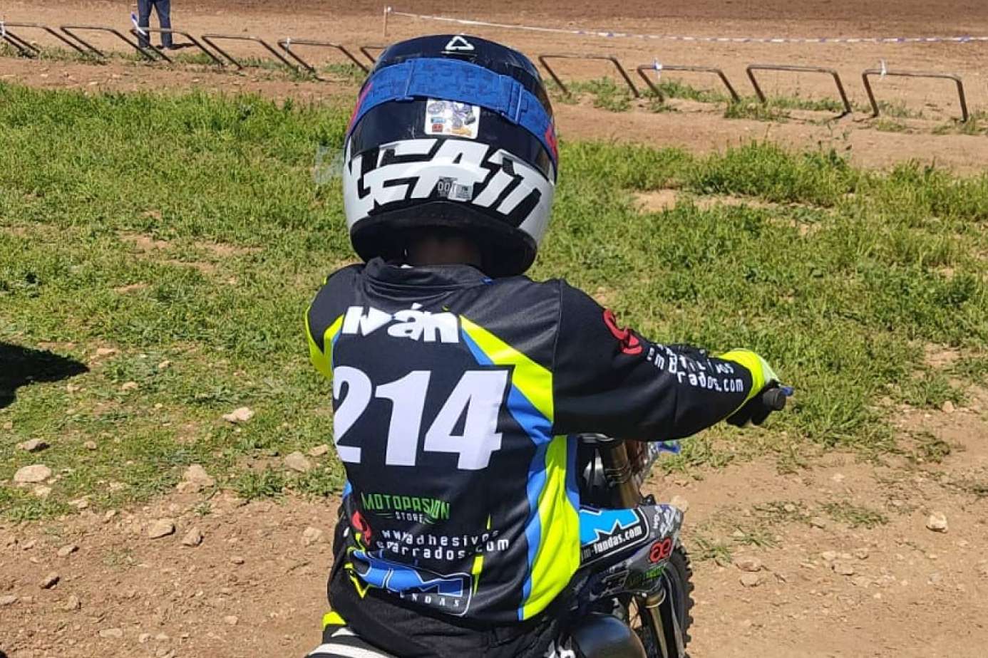 ADHESIVOSEMBARRADOS ofrece una equipación off road personalizada de calidad