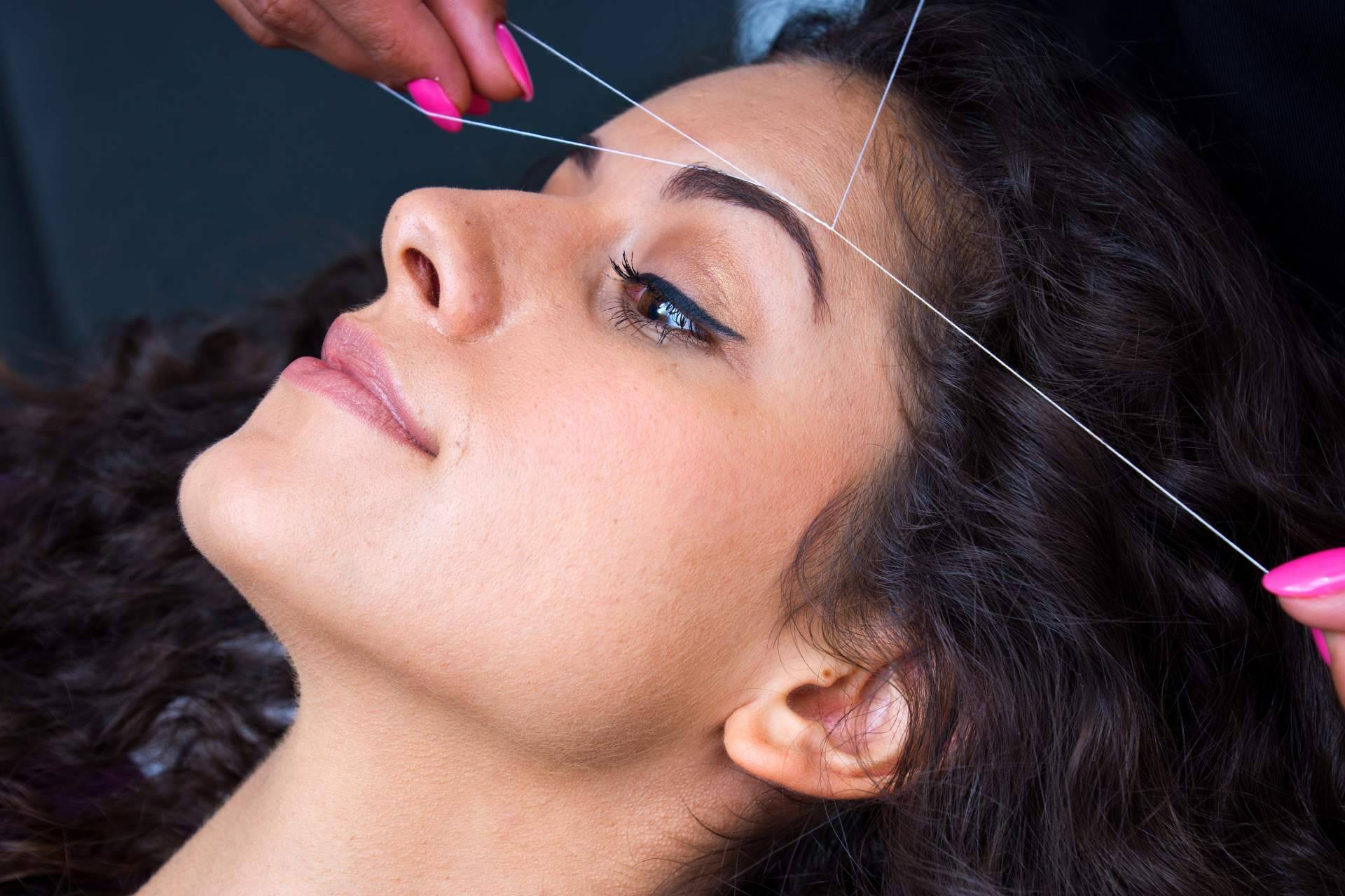 En qué consiste la depilación de cejas con hilo, de la mano de Con Hilo Depilo
