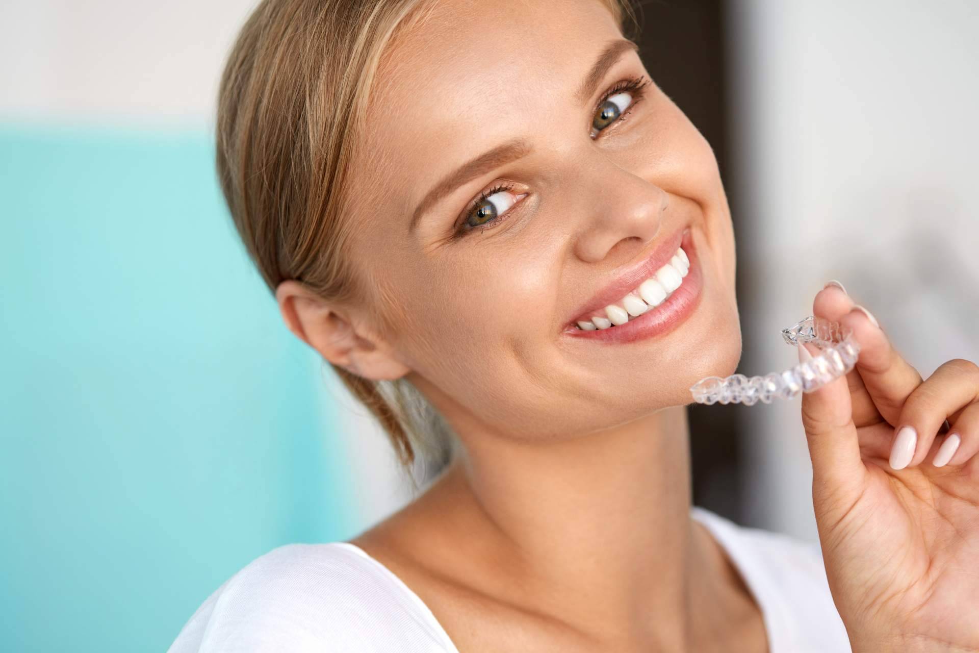 El tratamiento Invisalign permite corregir la sonrisa de forma estética en Sevilla, con Clínicas Dental Bell