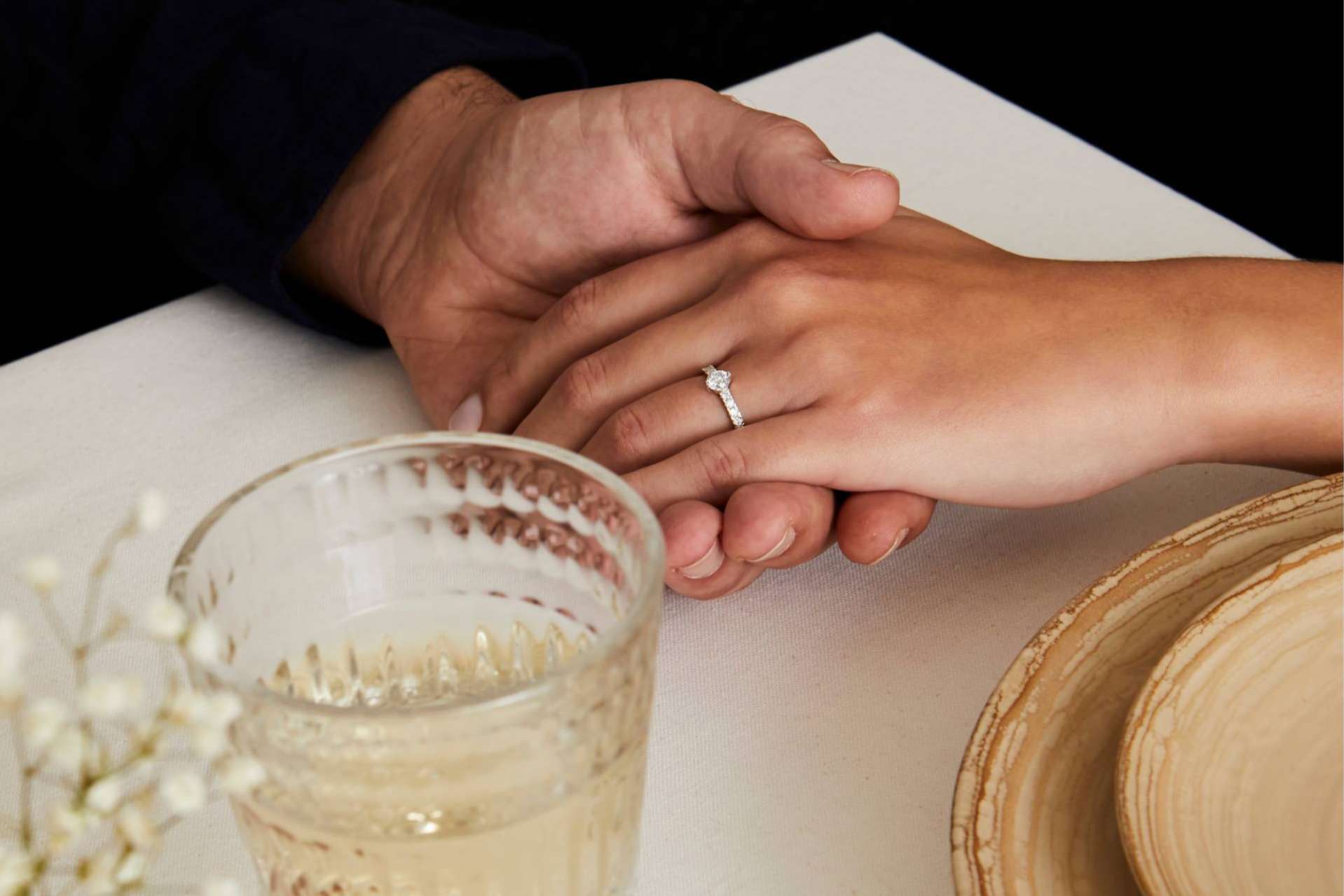 Un anillo de compromiso es una buena opción de regalo navideño