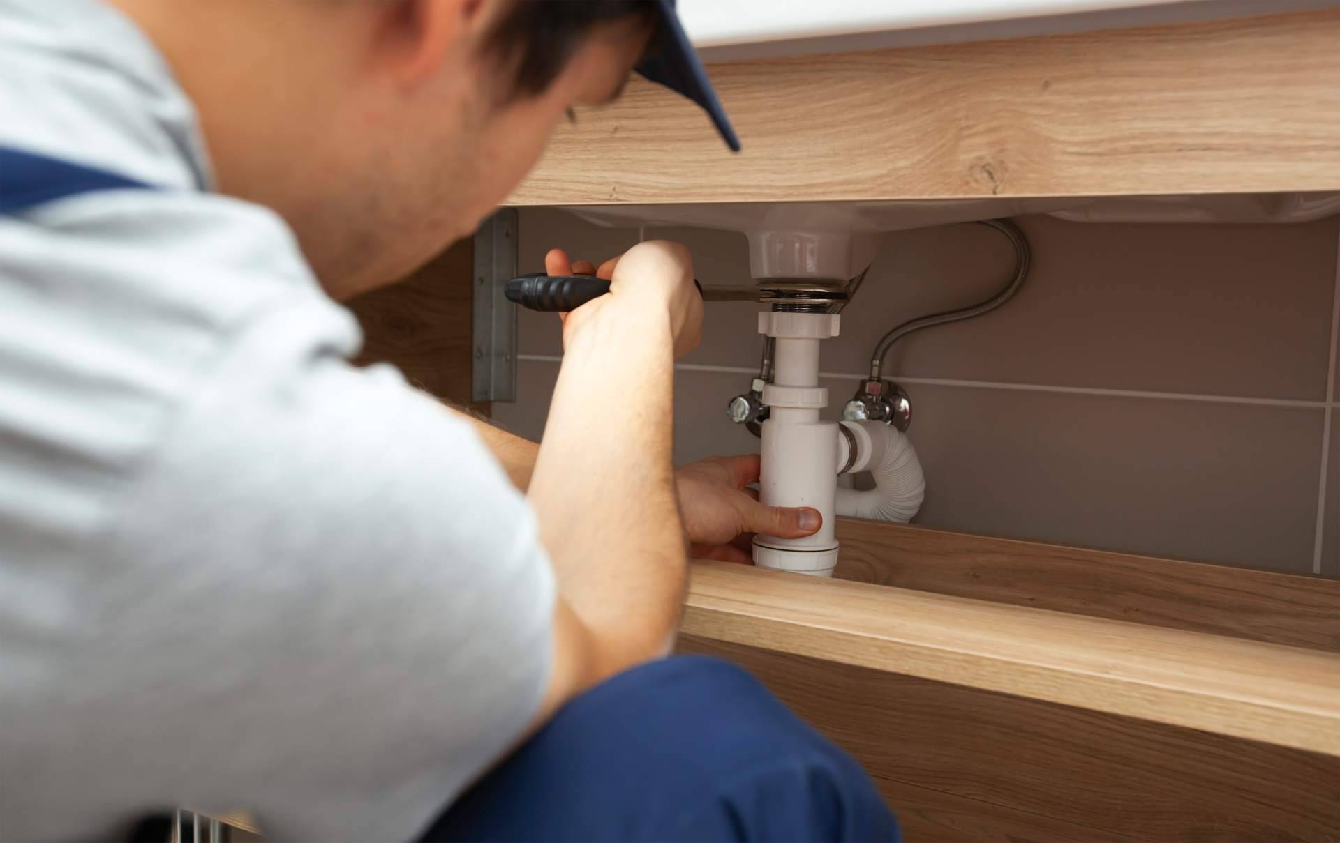 En Benidorm y Marbella, Repairs4You ofrece su servicio de fontaneros de urgencia
