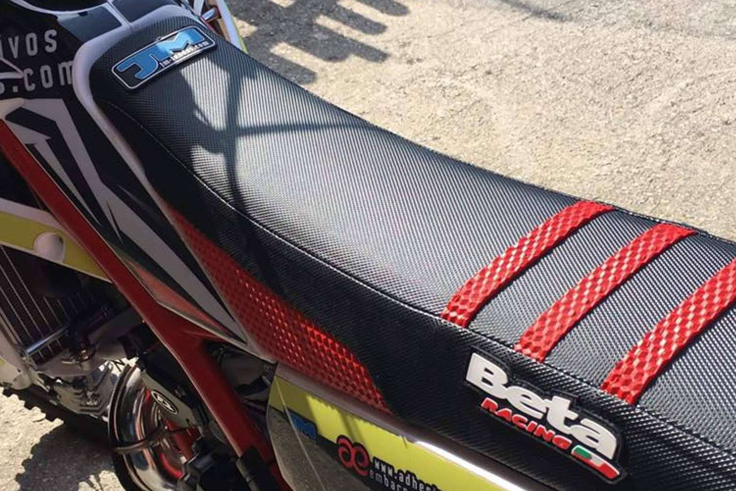 Cuáles son los beneficios de las fundas de asiento para la moto, con ADHESIVOSEMBARRADOS