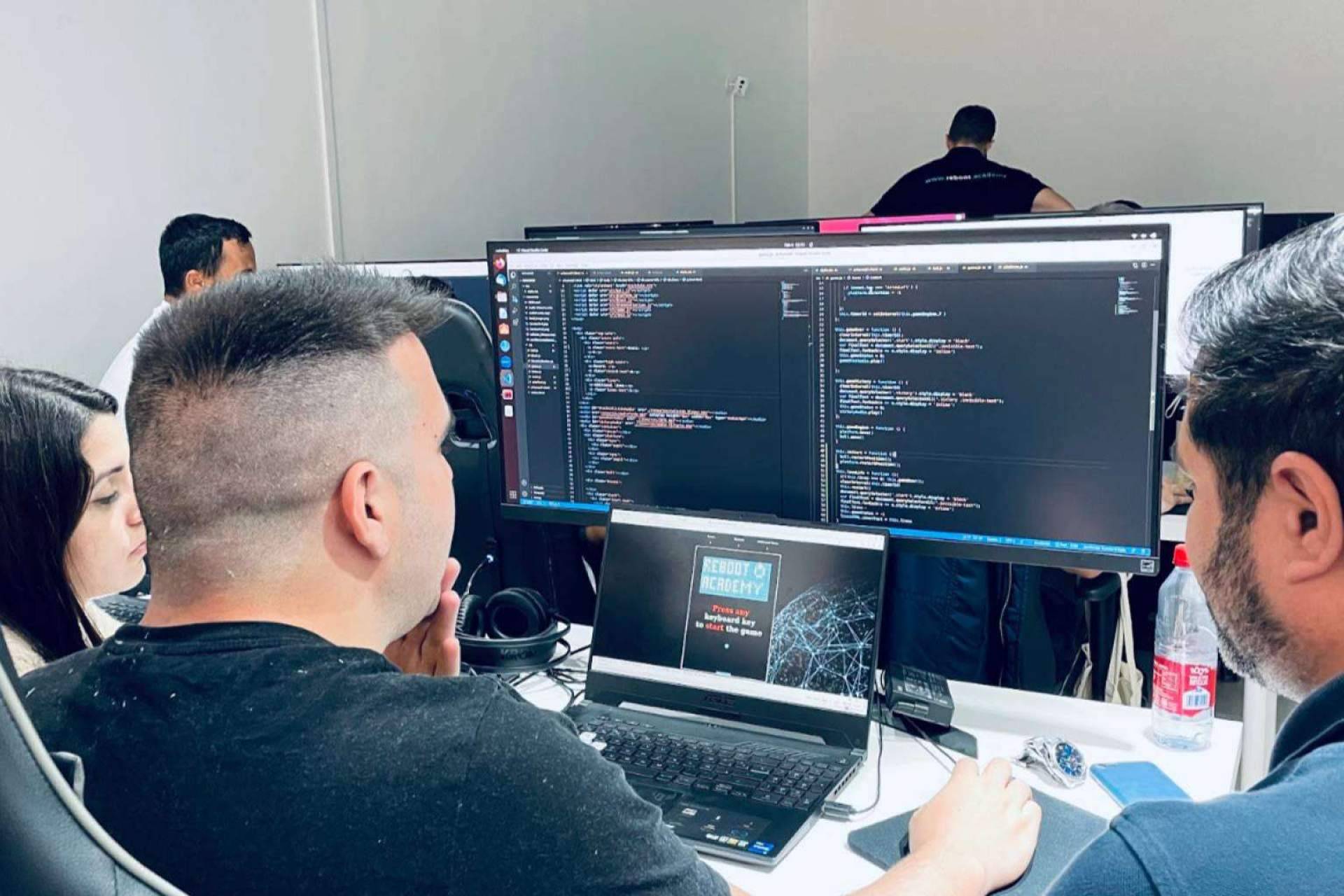 Reboot Academy ofrece un curso de desarrollador web para aprender sobre tecnología, diseño y negocio