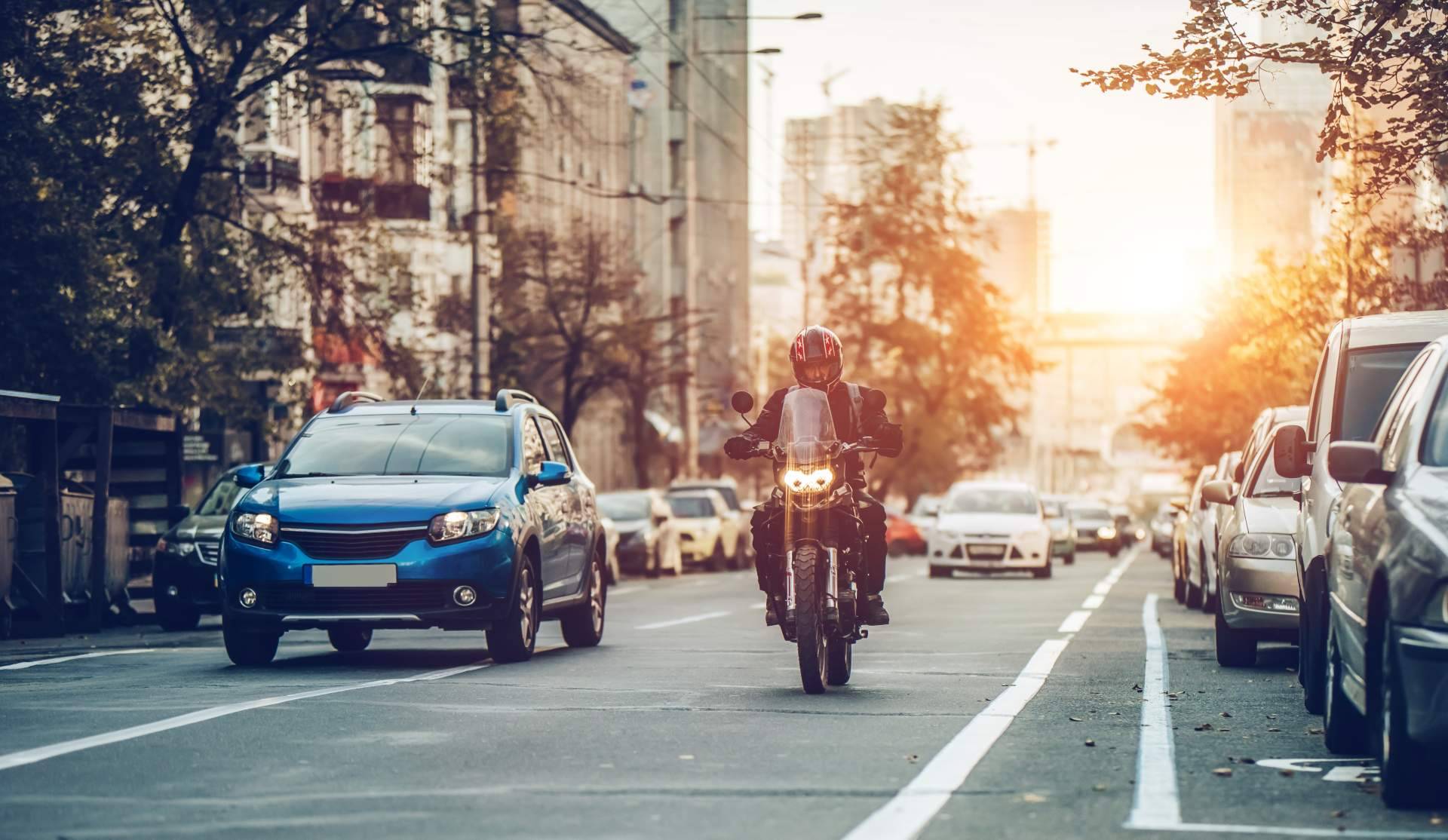 EGINER explica las ventajas de conducir una moto respecto un coche en grandes ciudades