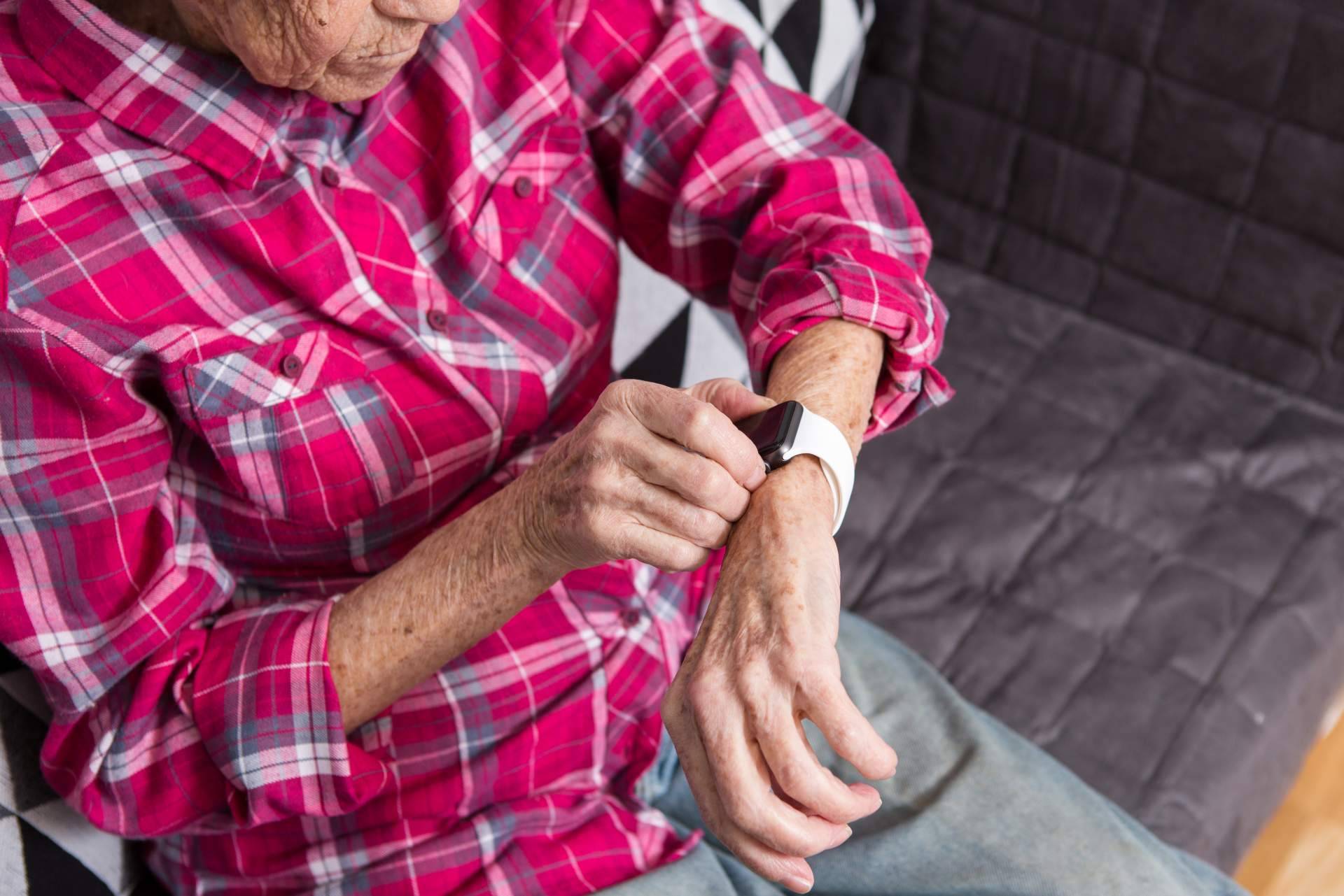 Relojes GPS con llamada SOS y detección de caídas de la empresa Tracmi