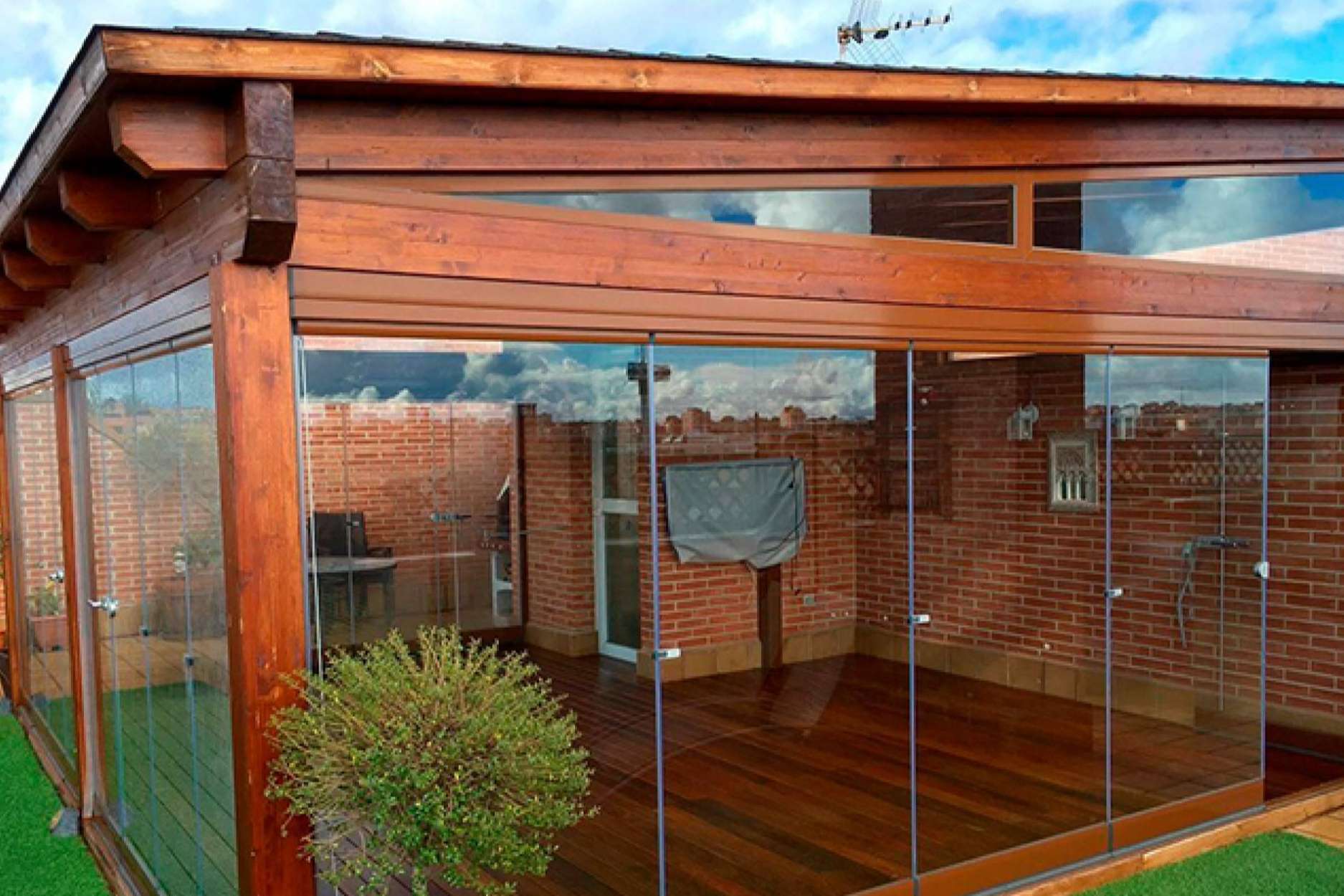 Corte de tableros, porches de madera y pérgolas de madera, en Semasa
