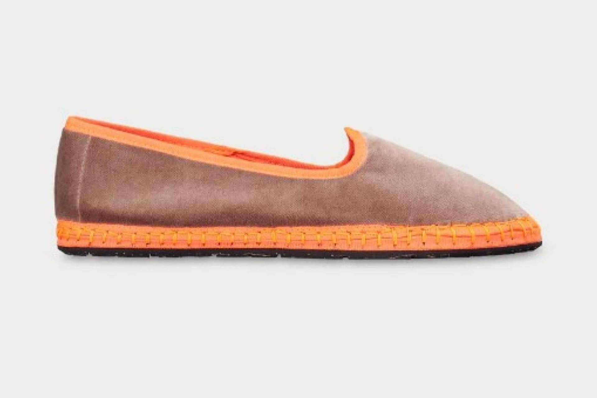 Lucía Pombo lleva los zapatos de la firma de moda española Flabelus
