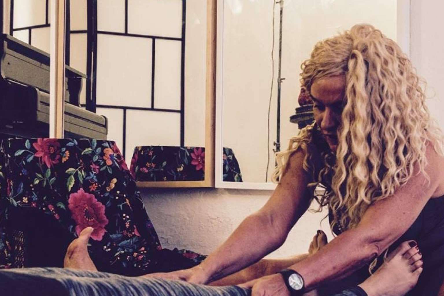 Sesiones individuales de terapia a partir de la meditación, el movimiento y la voz, en un entorno idílico u online, por Empara Rosselló