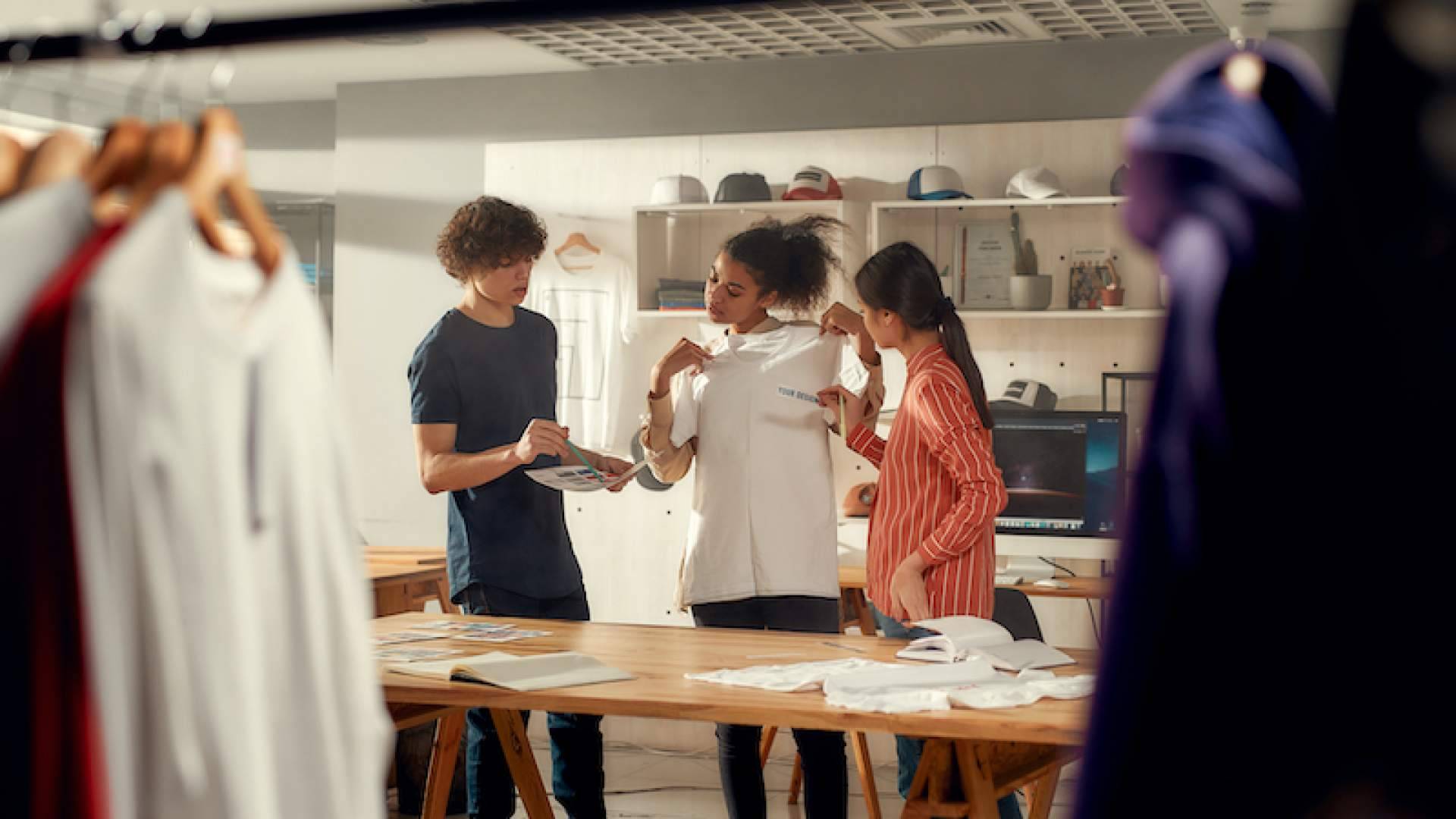 SEVU Printing permite aumentar la visibilidad de una marca con la personalización de sus camisetas