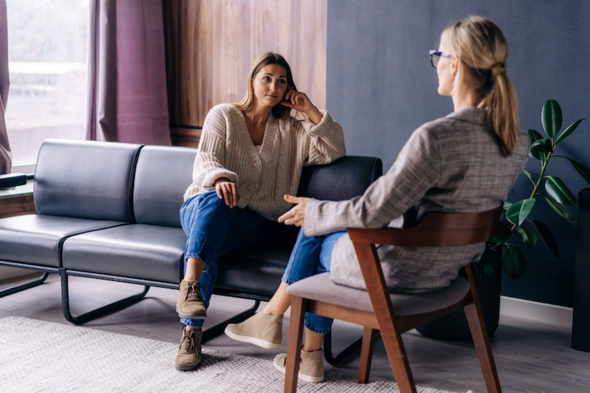 La terapia psicológica para tratar la dependencia emocional