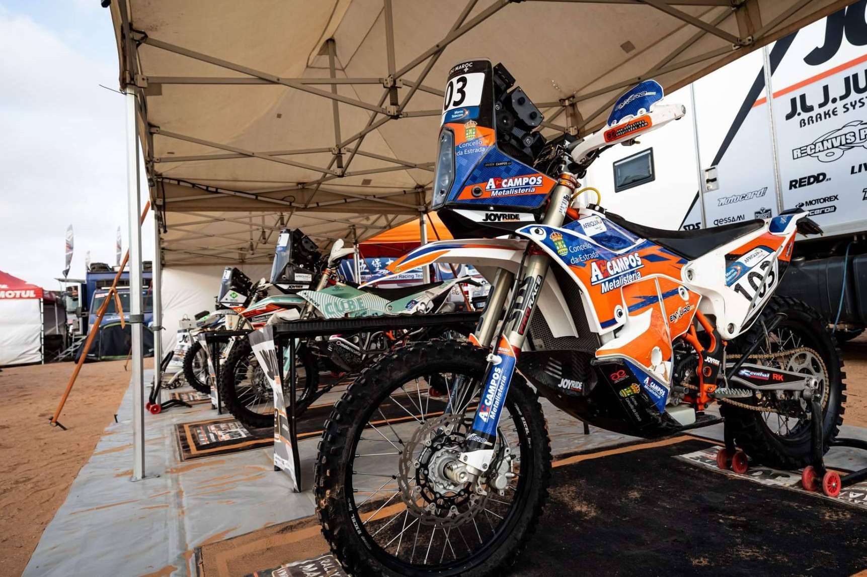 ADHESIVOSEMBARRADOS ofrece un amplio catálogo de adhesivos personalizados para motocross