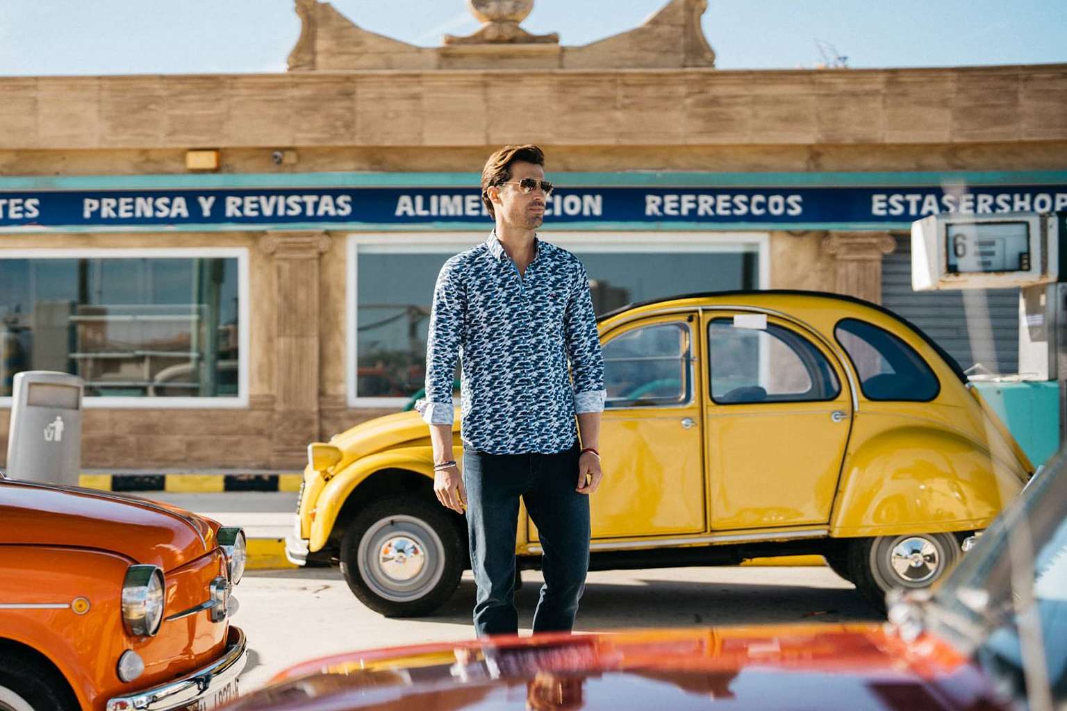 Combinar camisas estampadas para hombre con los modelos The Surfcar