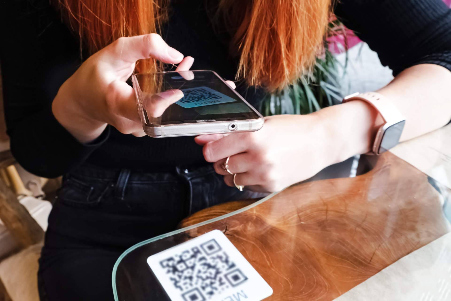 Innovación en la industria de la restauración con códigos QR para pedir desde la mesa