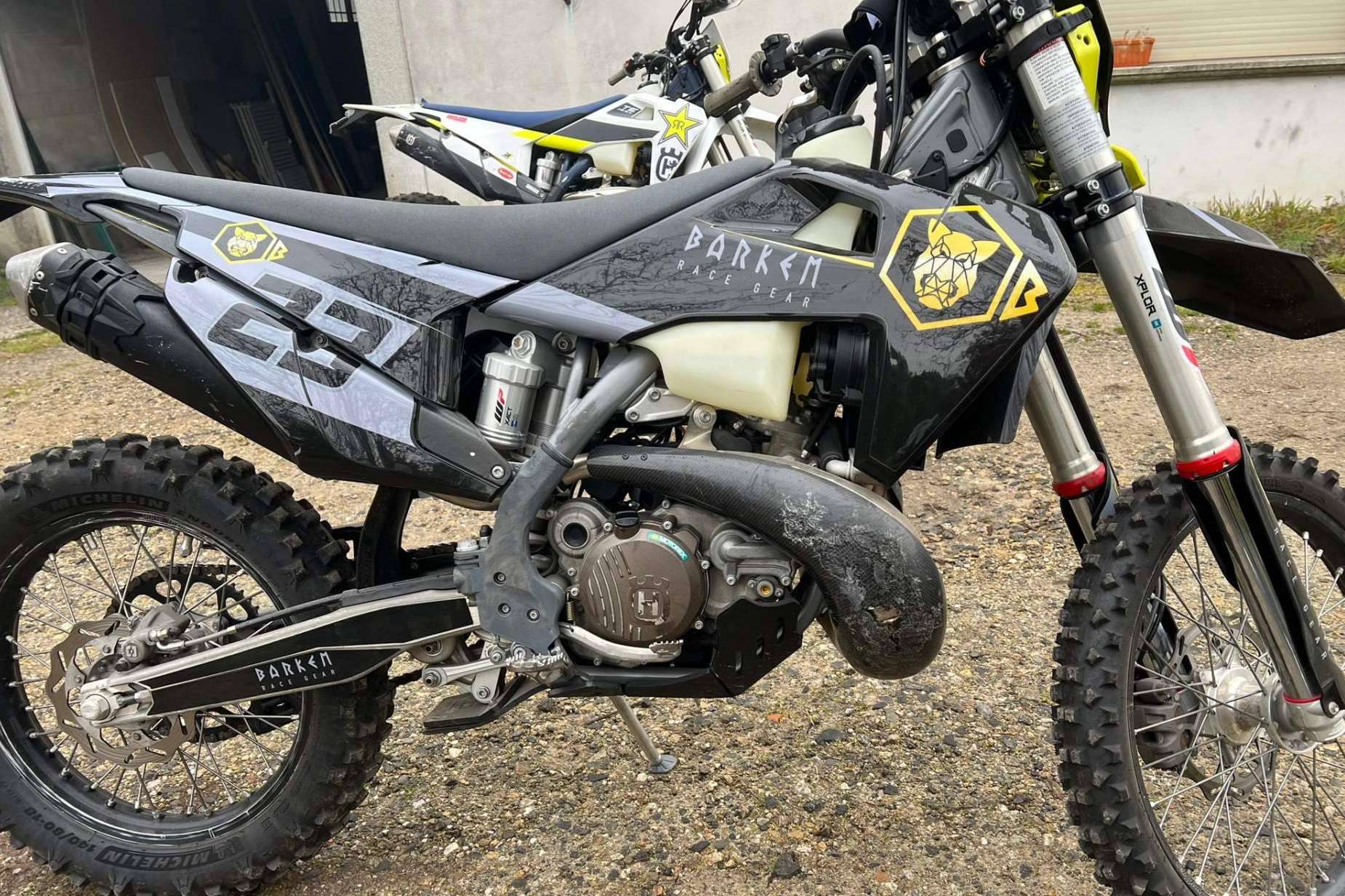 ADHESIVOSEMBARRADOS presenta sus nuevos diseños de kits de adhesivos para moto