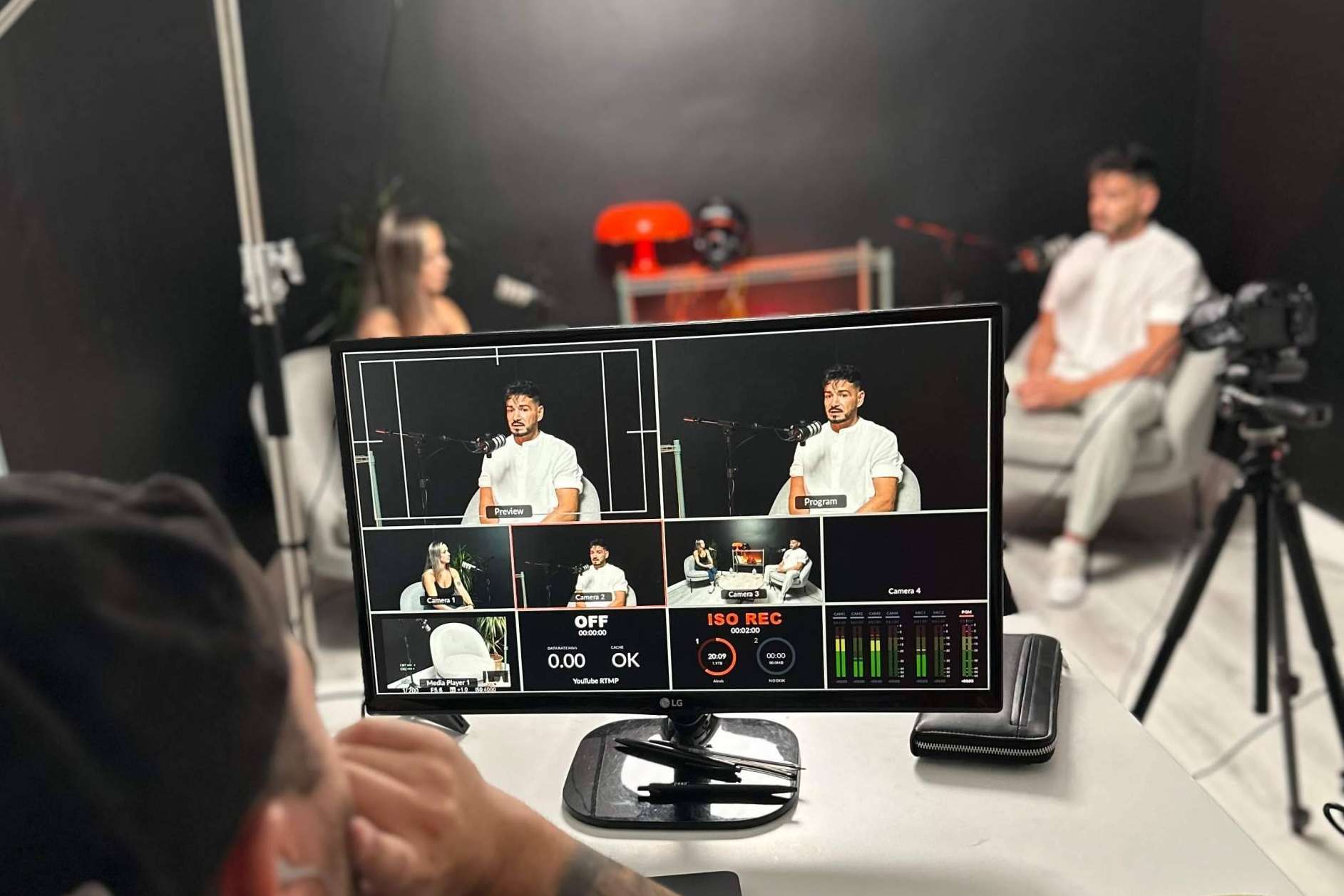 Ofrece un servicio completo y versátil para la producción de podcasts en Madrid