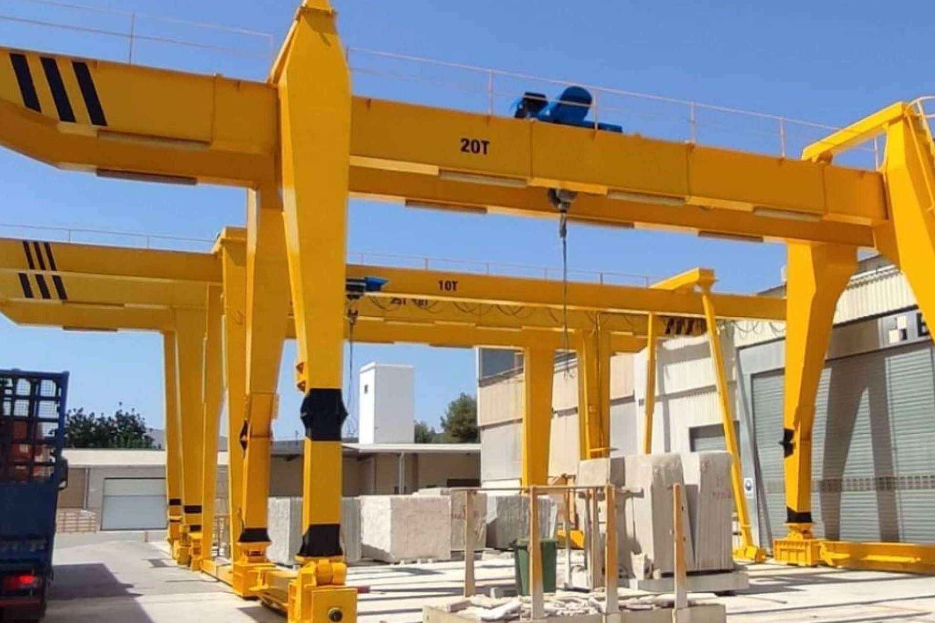 Galvañ Lacados garantiza una limpieza absoluta de fachadas de naves industriales
