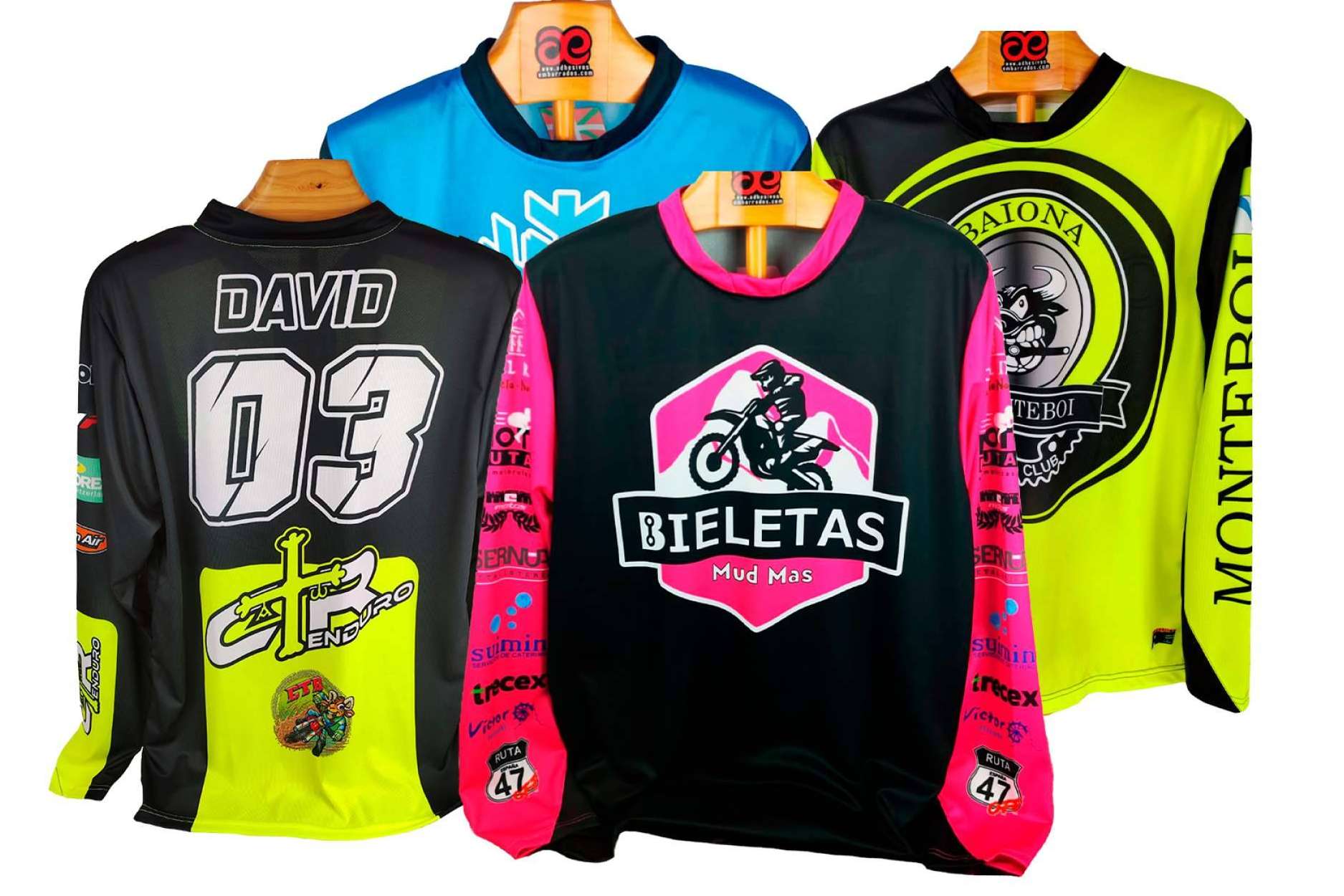 Ropa off-road personalizada, máxima comodidad y estilo con ADHESIVOSEMBARRADOS