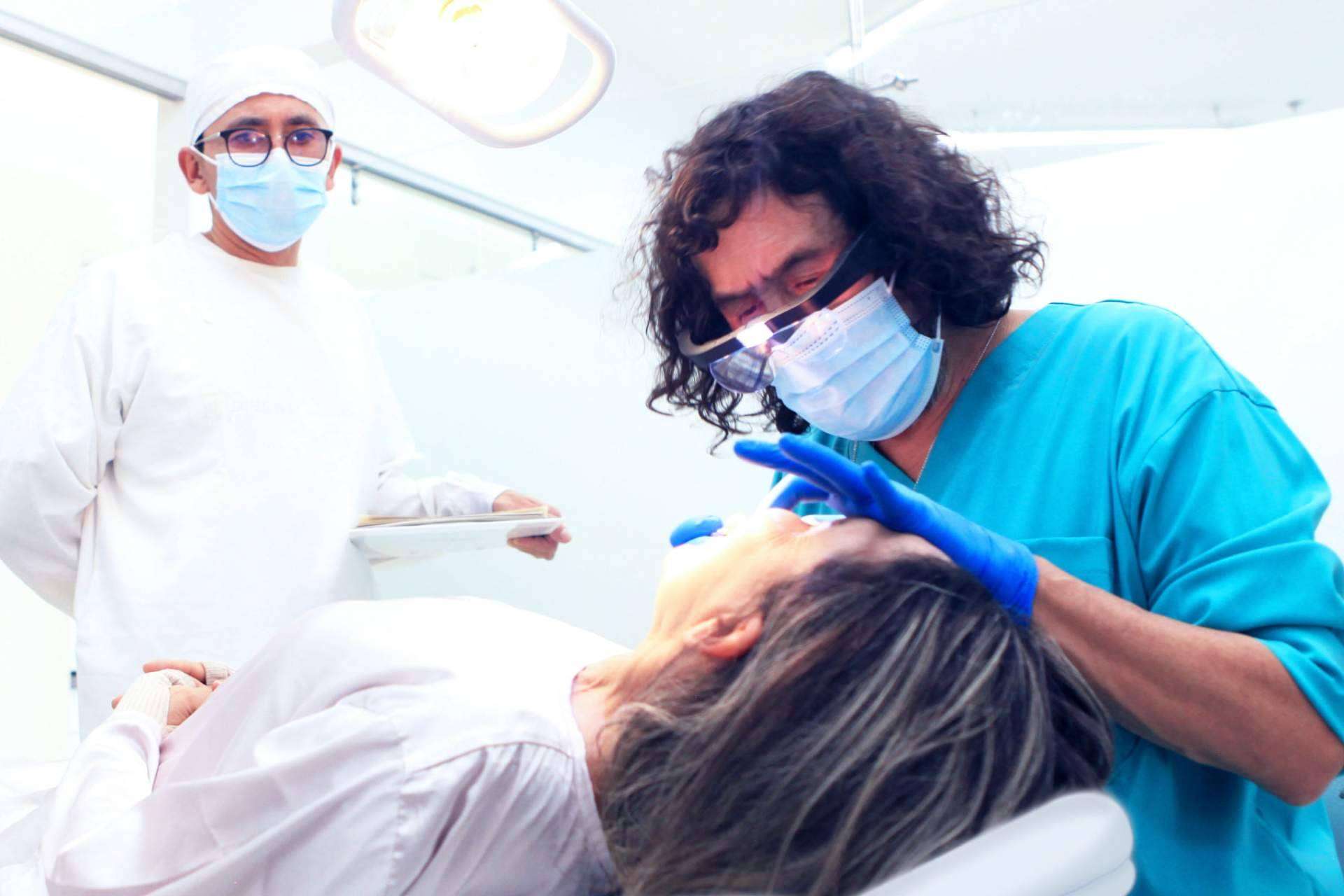Marlon Becerra marca tendencia en la odontología estética en Colombia con más de 35 años de experiencia