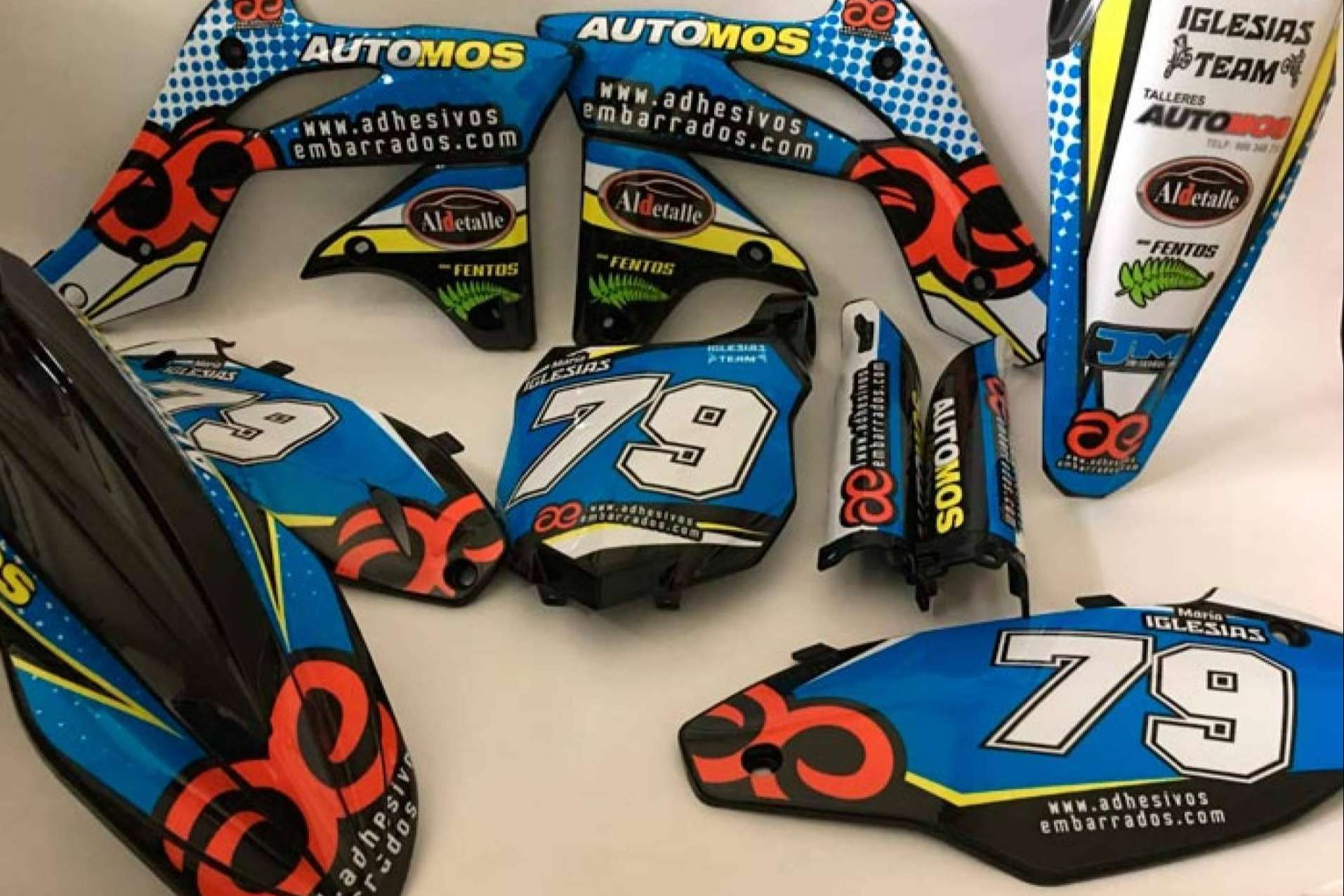 ADHESIVOSEMBARRADOS refuerza su apuesta por el diseño offroad personalizado con plásticos y adhesivos