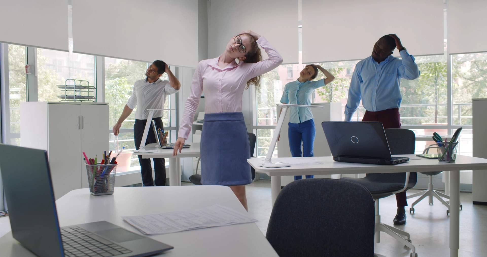 Ejercicios sencillos para mejorar la higiene postural en el trabajo, según el enfoque de WellWo