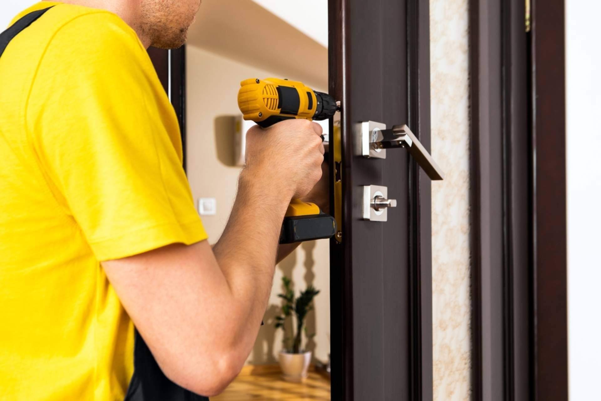 Apertura de puertas y cambios urgentes de cerraduras en Madrid con Cerrajero Técnico 24h