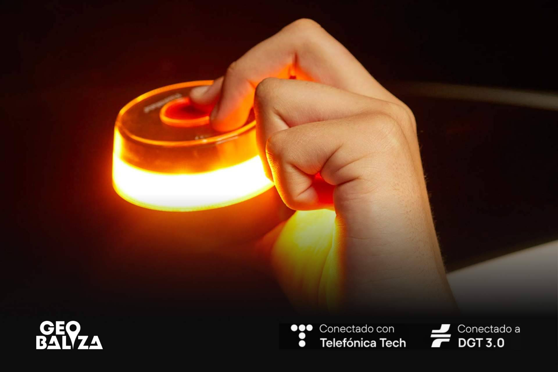 Modelo de baliza V16 con geolocalización, conectividad integrada y certificado DGT desde 29,90 euros