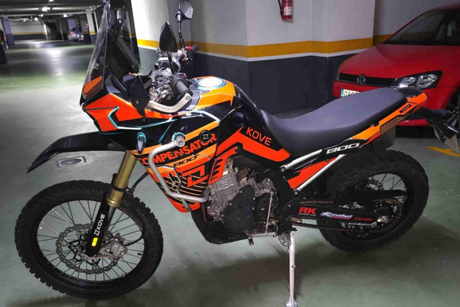 ADHESIVOS EMBARRADOS eleva el diseño personalizado con adhesivos para motos de alto rendimiento