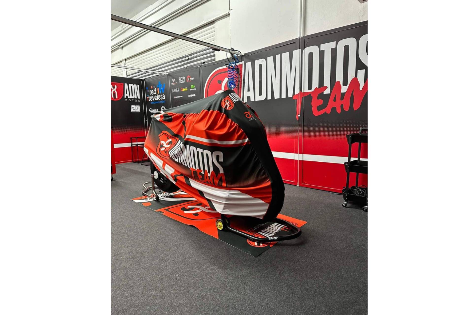 ADHESIVOSEMBARRADOS revoluciona el mercado con fundas protectoras de moto, quad, kart y carcross