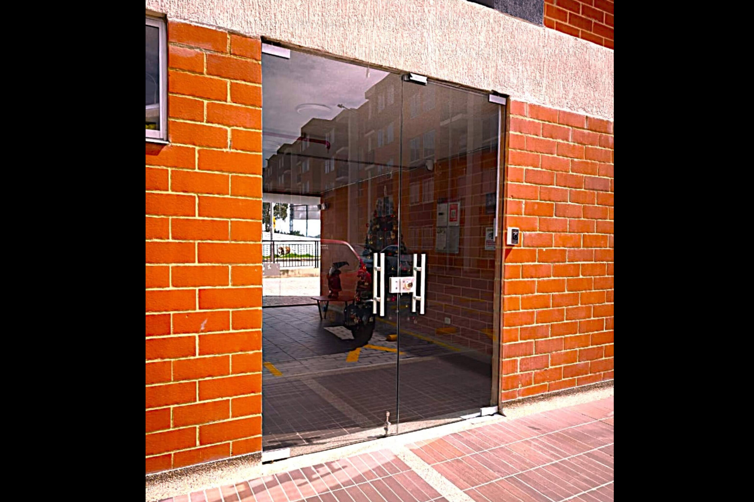 Quince años de experiencia consolidan a TESLA ARQUITECTURA SAS en puerta de vidrio y fachadas de vidrio